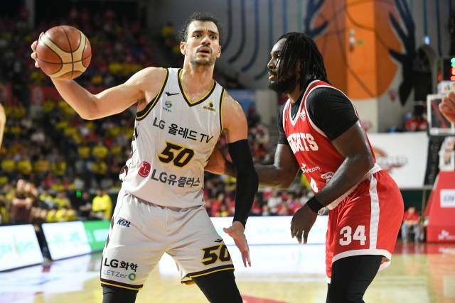 창원 LG 세이커스 아셈 마레이가 17일 오후 서울 잠실학생체육관에서 열린 프로농구 챔피언결정전 7차전 서울 SK 나이츠와의 경기에서 서울 SK 나이츠 자밀 워니와 경합하고 있다./KBL/
