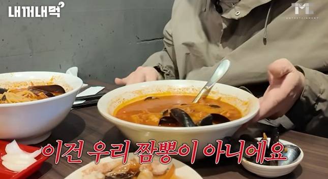 본인의 유튜브 채널에서 홍콩반점을 방문해 맛을 보는 백종원 더본코리아 대표/사진=백종원 유튜브