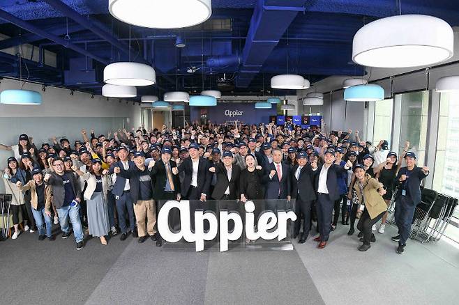 치한 위 애피어 최고경영자(CEO)와 직원들이 단체사진을 촬영하고 있다. (사진=애피어)
