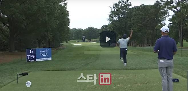 김시우가 PGA 챔피언십 2라운드 6번홀에서 홀인원을 기록한 뒤 펄쩍 뛰며 기뻐하고 있다. (사진=PGA챔피언십 홈페이지)