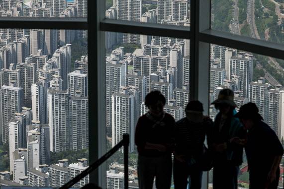 서울 송파구 롯데월드타워 전망대 서울스카이에서 바라본 서울 시내 아파트.(사진=뉴시스)