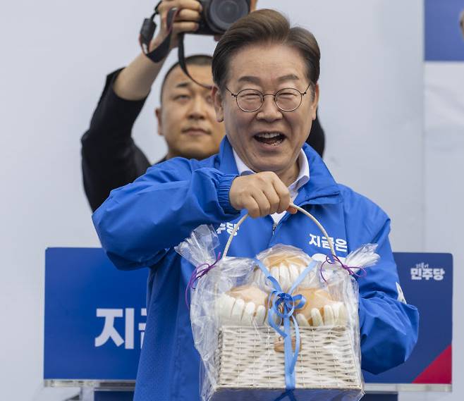 이재명 더불어민주당 대선 후보가 17일 전남 나주시 금성관 망화루 앞에서 열린 유세에서 나주배를 선물 받은 뒤 활짝 웃고 있다.  (사진=연합뉴스)