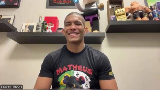 태극기와 브라질 국기가 함께 그려진 티셔츠를 입고 즐거워하는 UFC 파이터 마테우스 카밀루. 사진=화상인터뷰 캡처