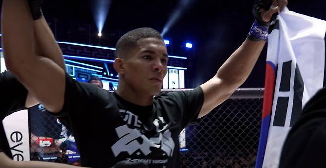 지난해 12월 한국에서 열린 ZFN 대회에서 도로브쇼흐 나보토프를 이긴 뒤 태극기를 들고 기뻐하는 마테우스 카밀루. 사진=유튜브 캡처