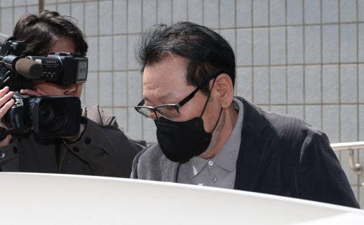 2018년 지방선거 당시 불법 정치자금을 수수한 혐의로 기소된 무속인 ‘건진법사’ 전성배 씨가 지난달 7일 서울 양천구 남부지방법원에서 열린 불법 정치자금 수수 의혹 관련 재판을 마친 뒤 법원 청사를 나와 차량에 탑승하고 있다. (사진=연합뉴스)