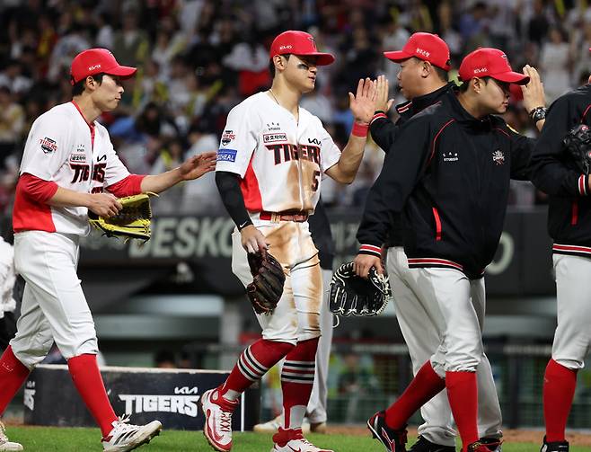 15일 롯데 자이언츠전에서 승리한 후 하이파이브 하는 KIA 타이거즈 이범호 감독과 김도영