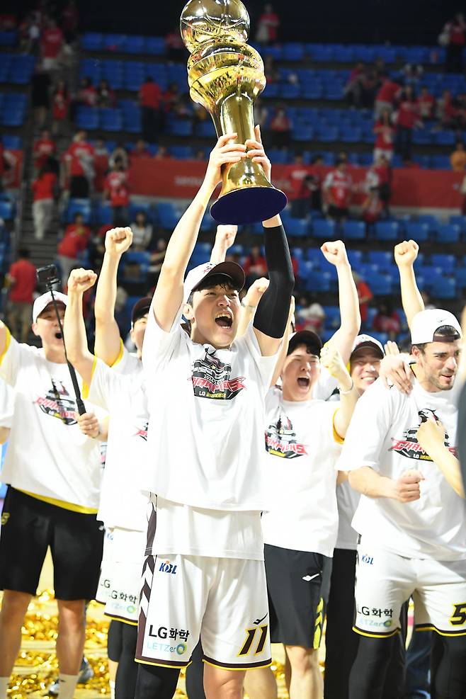 17일 서울 잠실학생체육관에서 열린 2024-2025 KCC 프로농구 챔피언결정전 7차전에서 서울 SK를 꺾고 정상을 차지한 뒤 우승 트로피를 들고 있는 창원 LG 허일영