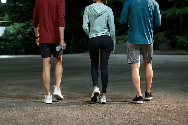 틈나는 대로 걸어야 한다. 엘리베이터 대신 계단을 이용하거나 점심시간 산책, 전화통화 중 한적한 길 걷기, 자동차를 조금 더 멀리 주차해 일부러 걷기 등을 할 수 있다. 건강 목표에 따라 걸음수를 조금씩 늘리면 된다. [사진=클립아트코리아]