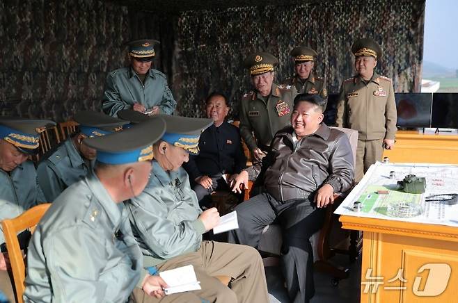 (평양 노동신문=뉴스1) = 북한 노동당 기관지 노동신문은 17일 "경애하는 김정은동지께서 5월 15일 조선인민군 근위 제1공군사단 관하 비행연대를 방문하시고 공군비행대들의 반항공전투 및 공습훈련을 지도했다"고 보도했다. [국내에서만 사용가능. 재배포 금지. DB 금지. For Use Only in the Republic of Korea. Redistribution Prohibited] rodongphoto@news1.kr