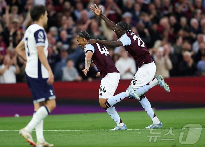 토트넘 홋스퍼는 17일(한국시간) 열린 2024-25 잉글랜드 프리미어리그 37라운드 애스턴 빌라전에서 0-2로 졌다. ⓒ AFP=뉴스1