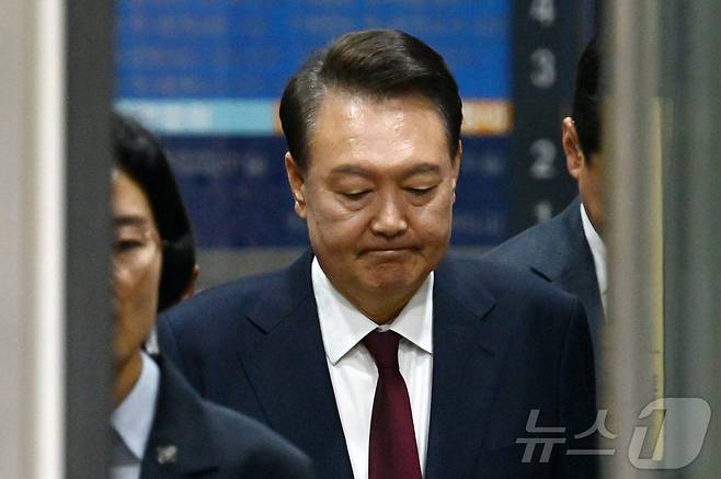 12·3 비상계엄 사태와 관련해 내란 우두머리 혐의 등으로 기소된 윤석열 전 대통령이 12일 서울 서초구 서울중앙지방법원에서 열린 3차 공판을 마친 뒤 법원을 나서고 있다. 2025.5.12/뉴스1 ⓒ News1 사진공동취재단