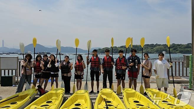 여수해양과학고등학교와 우즈베키스탄 타슈켄트 한국교육원 학생들이 카약 조종 체험행사에 앞서 기념사진을 찍고 있다.(전남도교육청 제공, 재판매 및 DB 금지)