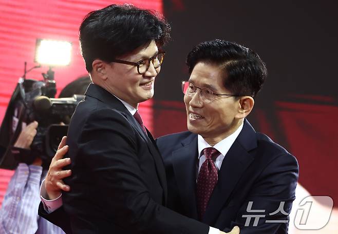 김문수 국민의힘 대통령 후보가 3일 경기 고양시 킨텍스에서 열린 5차 전당대회에서 한동훈 후보와 포옹하고 있다. 2025.5.3/뉴스1 ⓒ News1 김민지 기자