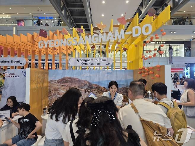 경남도가 싱가포르 K-관광로드쇼에서 운영 중인 경남 관광홍보전 모습.(경남도 제공. 재판매 및 DB금지)