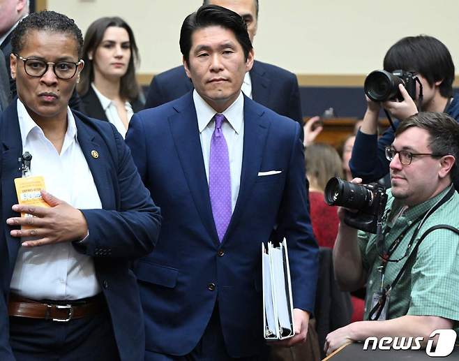 한국계 로버트 허 전 미국 특별검사가 12일(현지시간) 워싱턴의 레이번 하원 빌딩에서 열린 조 바이든 대통령의 기밀 유출·불법보관 의혹 사건과 관련한 하원 법사위원회 청문회에 도착을 하고 있다. 2024.3.13 ⓒ AFP=뉴스1 ⓒ News1 우동명 기자