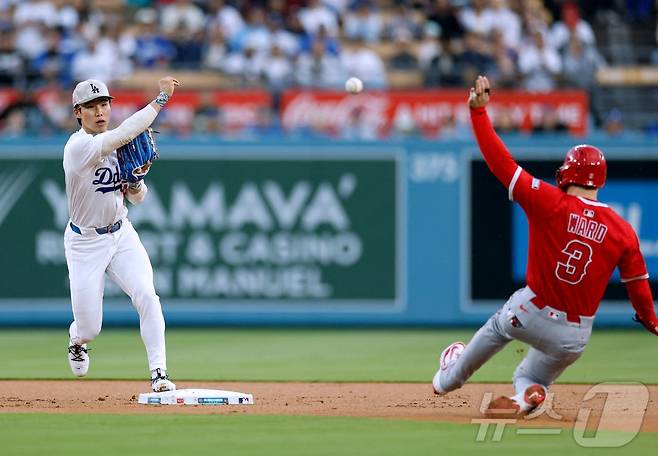 LA 다저스 김혜성이 17일(한국시간) 열린 LA 에인절스와 2025 메이저리그 홈 경기에서 3타수 2안타로 활약했다. ⓒ AFP=뉴스1
