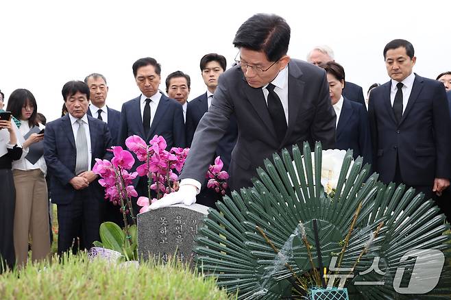 김문수 국민의힘 대통령 후보와 김용태 비상대책위원장이 17일 광주 북구 국립 5·18 민주묘지를 찾아 박관현 열사 묘역에서 참배하고 있다. (공동취재) 2025.5.17/뉴스1 ⓒ News1 이광호 기자