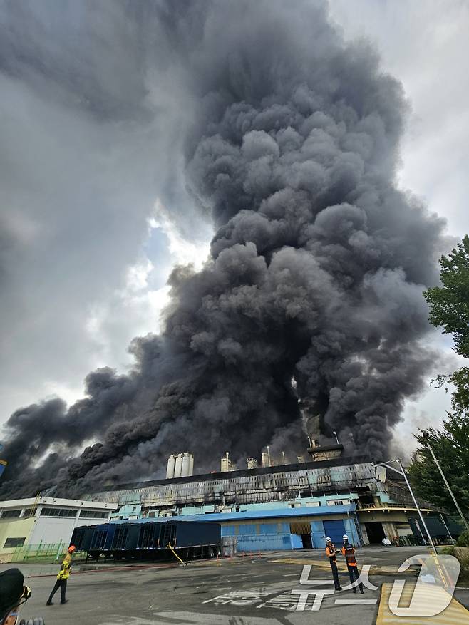 17일 오전 광주 광산구 소촌동 금호타이어 광장공장에서 화재가 발생해 검은 연기가 치솟고 있다. 2025.5.17/뉴스1 ⓒ News1 최성국 기자