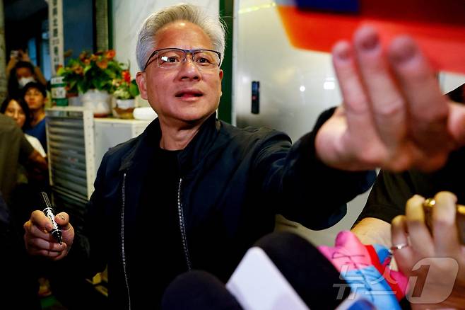 젠슨 황 엔비디아 최고경영자가 16일 대만 타이베이의 한 레스토랑에서 언론인들과 소통하고 있다. 2025.5.16 ⓒ 로이터=뉴스1 ⓒ News1 강민경 기자