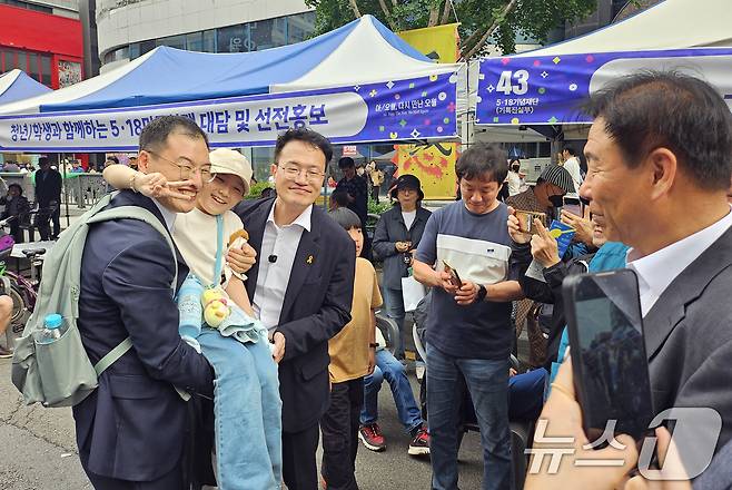 김상욱 무소속 의원과 박주민 더불어민주당 의원이 17일 광주 동구 금남로 거리에서 시민들과 인사하고 있다. 2025.5.17/뉴스1 ⓒ News1 이수민 기자