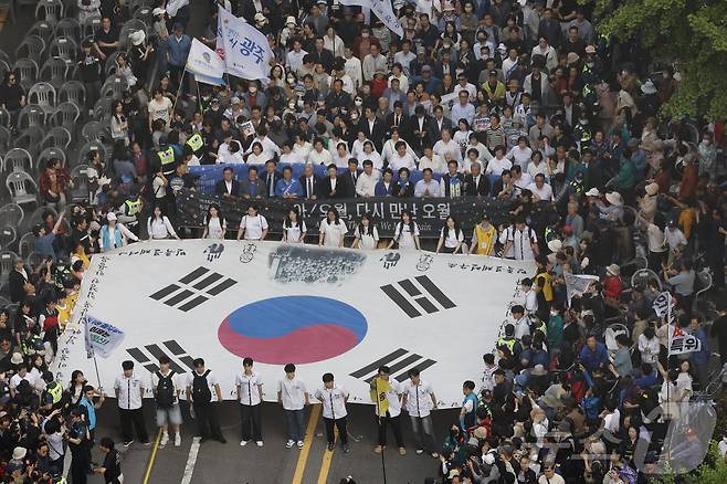 5·18 민주화운동 45주년을 하루 앞두고 17일 오후 광주 동구 금남로 일대에서 전야행사가 진행되고 있다. 2025.5.17/뉴스1 ⓒ News1 김태성 기자