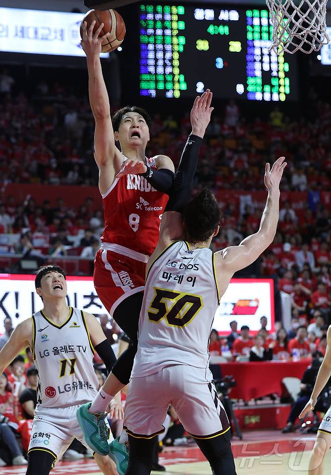 17일 오후 서울 송파구 잠실학생체육관에서 열린 '2024-25 KCC 프로농구 챔피언결정전 7차전' 서울 SK 나이츠와 창원 LG 세이커스의 경기, 3쿼터 서울 SK 김선형이 골밑 돌파를 하고 있다. 2025.5.17/뉴스1 ⓒ News1 김진환 기자