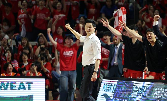 17일 오후 서울 송파구 잠실학생체육관에서 열린 '2024-25 KCC 프로농구 챔피언결정전 7차전' 서울 SK 나이츠와 창원 LG 세이커스의 경기, 3쿼터 서울 SK 전희철 감독이 동점이 되자 주먹을 쥐며 환호하고 있다. 2025.5.17/뉴스1 ⓒ News1 김진환 기자