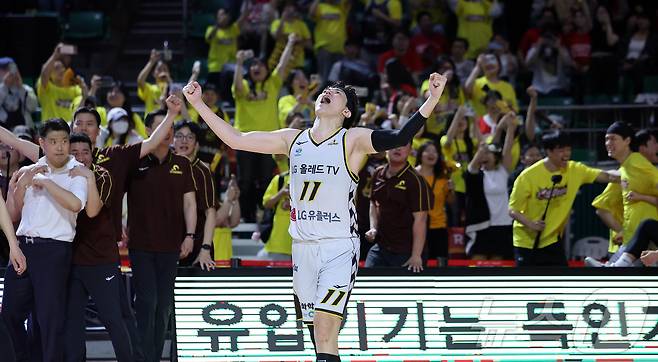 17일 오후 서울 송파구 잠실학생체육관에서 열린 '2024-25 KCC 프로농구 챔피언결정전 7차전' 서울 SK 나이츠와 창원 LG 세이커스의 경기, 창원 LG 허일영이 종료 휘슬이 울리자 환호하고 있다. 창원 LG는 62대58로 승리하며 창단 28년 만에 첫 우승을 달성했다. 2025.5.17/뉴스1 ⓒ News1 김진환 기자