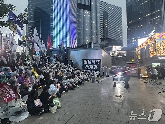 17일 오후 6시부터 95개 여성시민단체가 강남역 10번 출구 앞에서 '강남역 여성살해사건 9주기 추모행동'을 진행하고 있다. 2025.05.17/뉴스1 ⓒ 뉴스1 김민수 기자