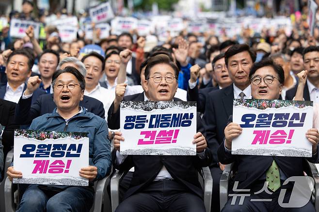 이재명 더불어민주당 대통령 후보가 17일 오후 광주 동구 금남로에서 열린 5·18 광주민주화운동 45주기 전야제에서 구호를 외치고 있다. 2025.5.17/뉴스1 ⓒ News1 이재명 기자