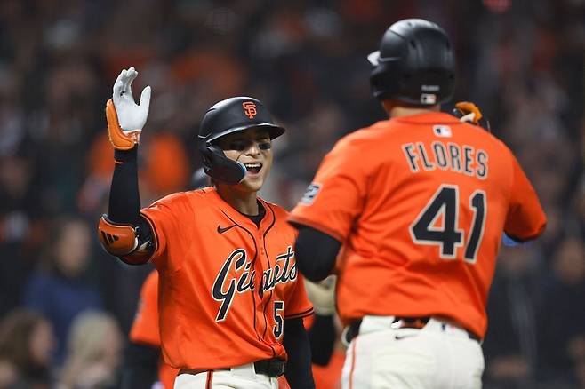 샌프란시스코 이정후(왼쪽)가 17일(한국시간) 미국 캘리포니아주 샌프란시스코 오라클 파크에서 열린 2025 메이저리그(ML) 오클랜드전에서 홈런을 치고 돌아온 윌머 플로레스와 하이파이브 하고 있다. 사진 | 샌프란시스코=AFP연합뉴스