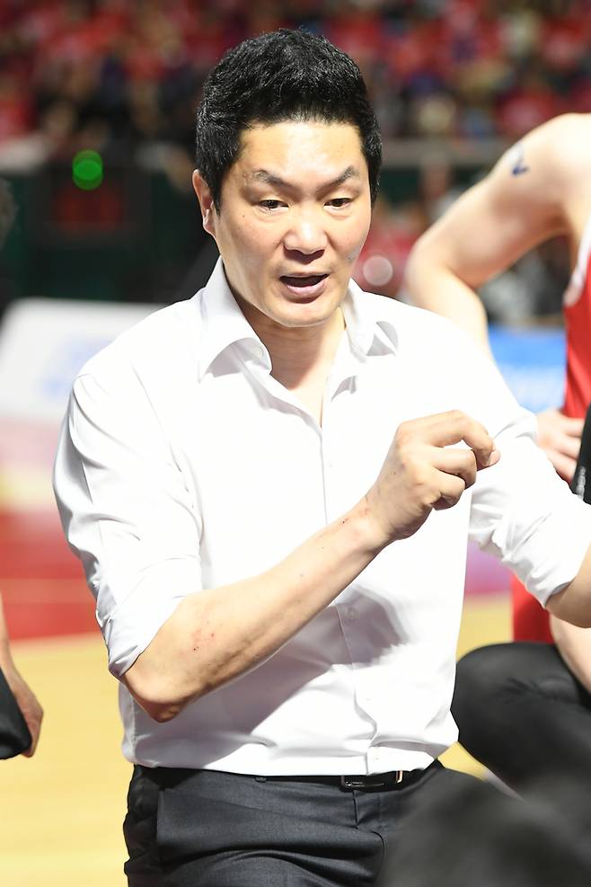 SK 전희철 감독이 17일 잠실학생체육관에서 열린 2024~2025 KCC 프로농구 챔피언결정전 7차전 LG와 경기에서 작전시간에 선수들에게 지시를 내리고 있다. 사진 | KBL