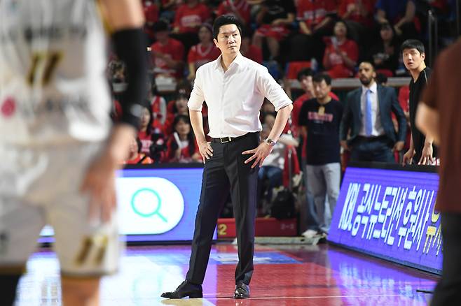 SK 전희철 감독이 17일 잠실학생체육관에서 열린 2024~2025 KCC 프로농구 챔피언결정전 7차전 LG와 경기를 지켜보고 있다. 사진 | KBL