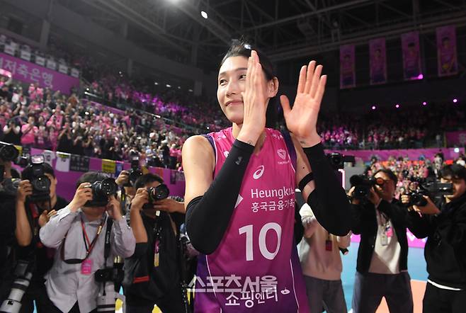 흥국생명 김연경이 8일 인천 삼산월드체육관에서 열린 2024-2025 V리그 여자부 정관장과의 챔피언결정전 5차전에서 정관장을 꺾고 통합 우승을 차지한 뒤 팬들을 향해 박수를 보내고 있다. 2025. 4. 8.  인천 | 박진업 기자 upandup@sportsseoul.com