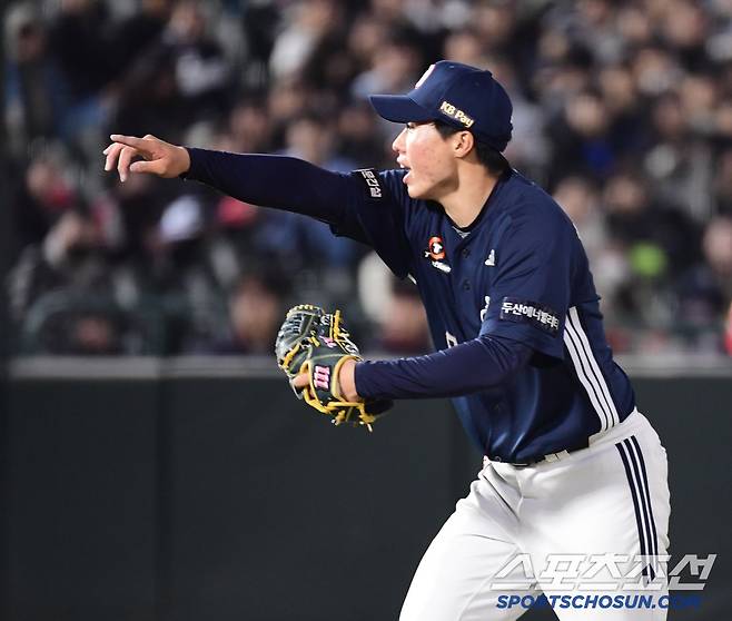 4일 부산 사직야구장에서 열리는 KBO리그 롯데와 두산의 경기. 투구하고 있는 두산 홍민규. 부산=송정헌 기자songs@sportschosun.com/2025.04.04/