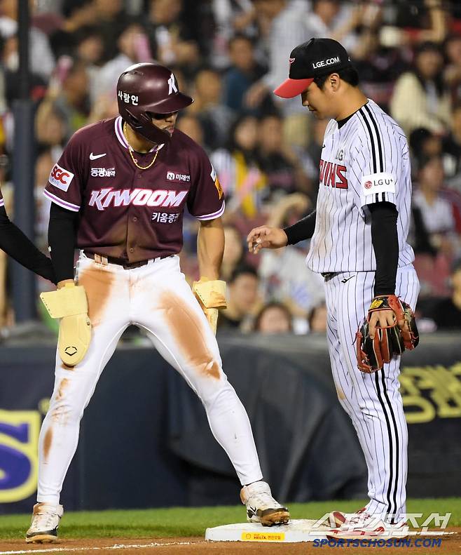 동생 문보경 귀여운 장난에 더 세게 베이스를 찍은 송성문.