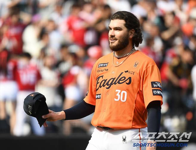 17일 대전 한화생명볼파크에서 열린 SSG-한화전. 7회까지 노히트 행진을 펼친 폰세가 웃으며 내려오고 있다. 대전=정재근 기자 cjg@sportschosun.com/2025..5.17/