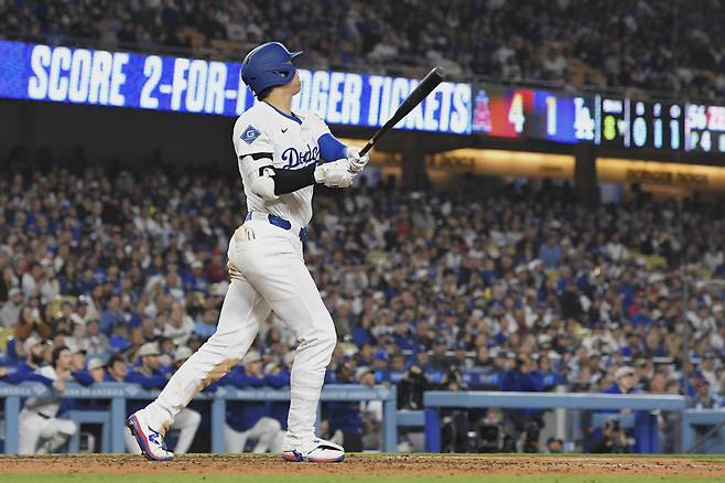 오타니 쇼헤이가 8회말 시즌 16호 솔로아치를 그린 뒤 타구를 바라보고 있다. AP연합뉴스