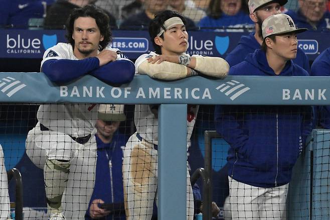 LA 다저스 김혜성이 17일(한국시각) 다저스타디움에서 열린 LA 에인절스전에서 제임스 아웃맨(왼쪽), 야마모토 요시노부와 함께 더그아웃에서 경기를 지켜보고 있다. Imagn Images연합뉴스