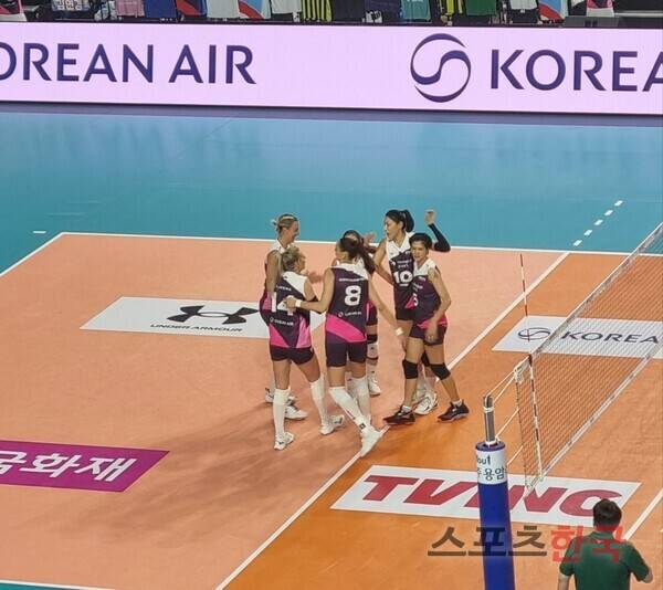 세계 올스타 선수들과 기뻐하는 김연경. ⓒ스포츠한국 김성수 기자