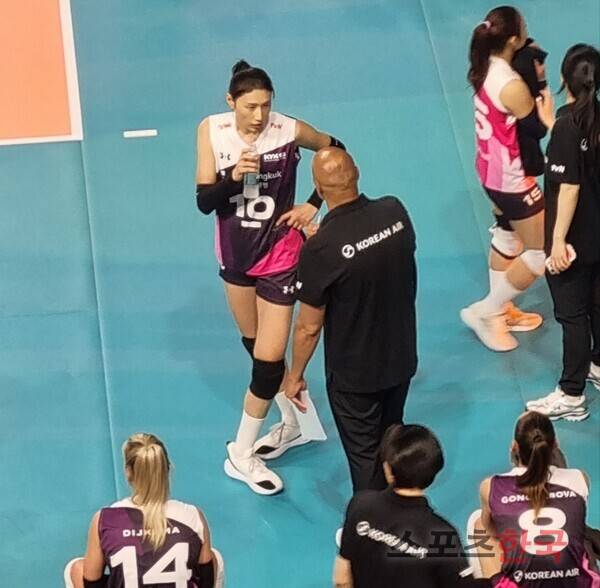 아본단자 감독과 대화를 나누는 김연경. ⓒ스포츠한국 김성수 기자