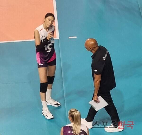 아본단자 감독과 대화를 나누는 김연경. ⓒ스포츠한국 김성수 기자