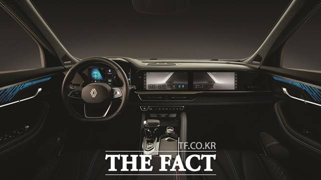 그랑 콜레오스 내부 앞좌석 쪽은 클러스터, 센터 디스플레이, 동승석 디스플레이까지 총 3개의 12.3인치 화면이 파노라마 형태로 연결돼 있으며 각 화면은 독립적으로 작동한다. 그랑 콜레오스 블랙 에디션 '에스프리 알핀 누아르' 내부. /르노코리아