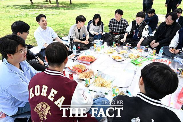 이준석 개혁신당 대선 후보가 17일 오후 서울 강동구 광나루 한강공원에서 '대학생들과 한강 포틀럭파티'를 열고 학생들과 대화를 나누고 있다. /남용희 기자