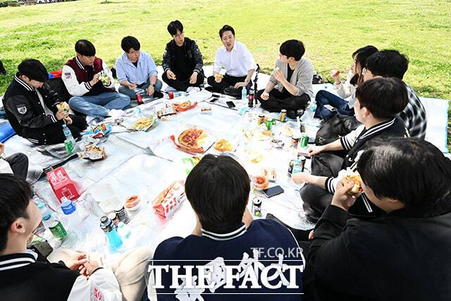 각자 준비한 음식 먹으며 대학생들과 만난 이 후보.