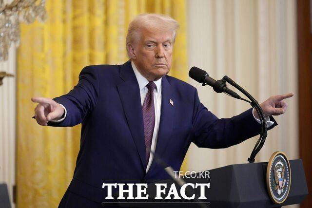 도널드 트럼프 미국 대통령이 지난 대선에서 민주당 후보를 지지한 가수들을 공개적으로 저격했다. /AP·뉴시스