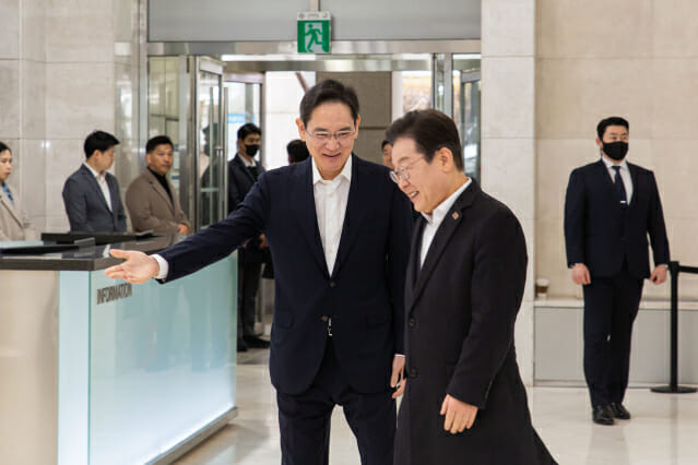 이재명 더불어민주당 대선후보(오른쪽)가 지난 3월 20일 서울 강남구 멀티캠퍼스 역삼 SSAFY 서울캠퍼스에서 청년 취업 지원을 위한 현장 간담회에 참석해 로비에 마중 나온 이재용 삼성전자 회장과 인사하고 있다. (사진=삼성전자)