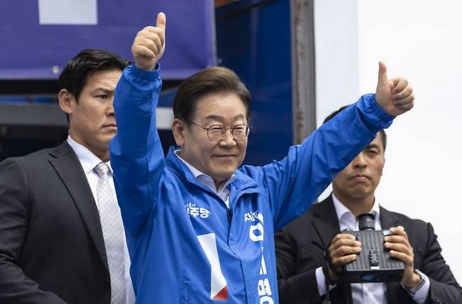 더불어민주당 이재명 대선후보가 17일 전남 나주시 금성관 망화루 앞에서 열린 유세에 입장하며 시민들을 향해 인사하고 있다. 연합뉴스