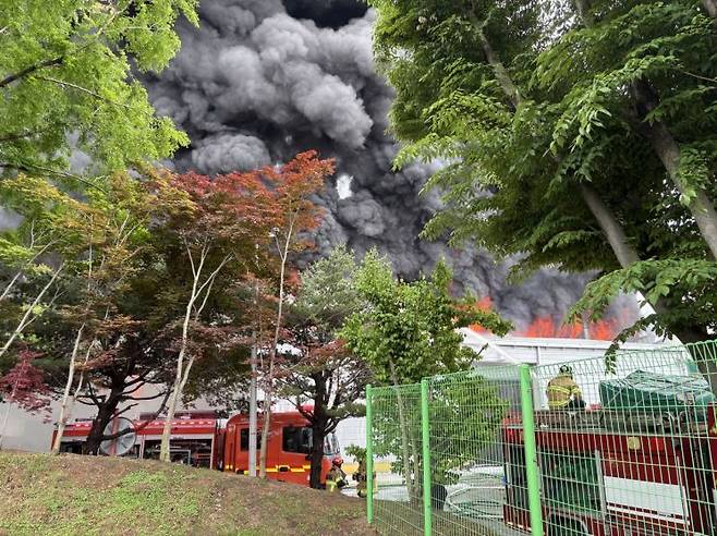 금호타이어광주공장에서 발생한 화재를 진압하기 위해 소방대원이 전력을 다하고 있다. 광산구 제공