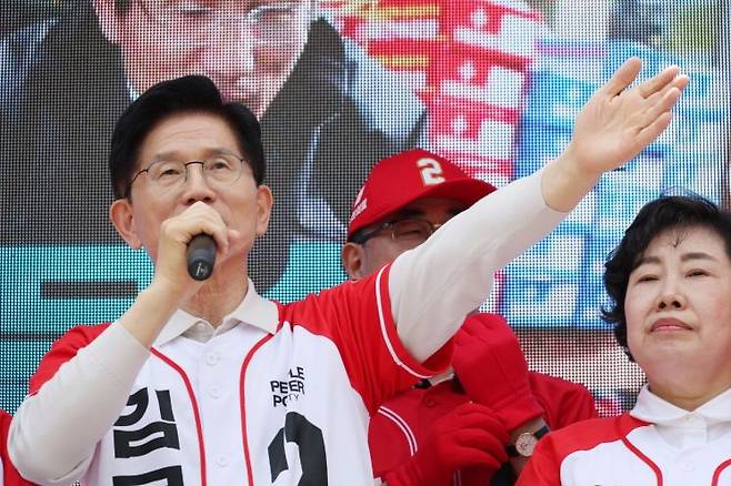국민의힘 김문수 대선 후보가 17일 전북 전주시 전동성당인근에서 유세하고 있다. 연합뉴스